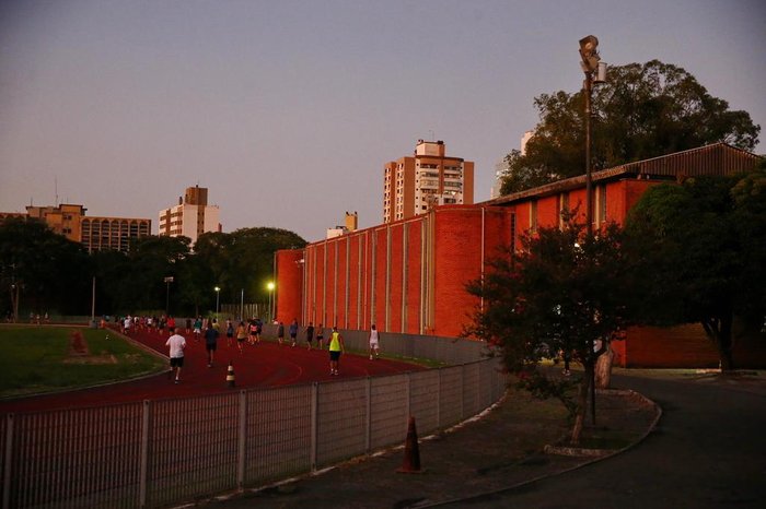 A falta de poda nos canteiros é outro aspecto listado por frequentadores.