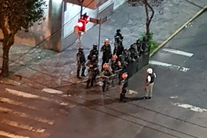 Policiais atuam em novo tumulto na área da Estação Férrea, em Caxias do Sul.<!-- NICAID(14430812) -->