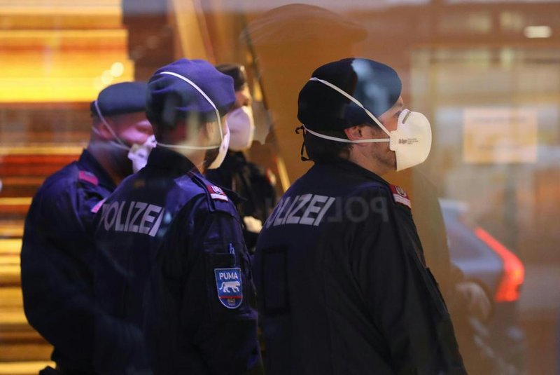 CORONAVIRUS: HOTEL IN INNSBRUCK VORERST GESPERRTPolice officers wear protective masks as they close a hotel near the city centre in Innsbruck, Austria, on February 25, 2020 after a woman who worked here has been confirmed infected with the coronavirus. - Two people in Austria have tested positive for the new coronavirus, authorities said on February 25, marking the countrys first cases after an outbreak in northern Italy. (Photo by Johann GRODER / APA / AFP) / Austria OUTEditoria: HTHLocal: InnsbruckIndexador: JOHANN GRODERSecao: diseaseFonte: APAFotógrafo: STR<!-- NICAID(14431196) -->