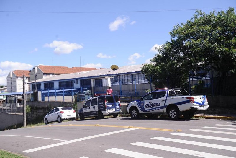  CAXIAS DO SUL, RS, BRASIL (27/02/2020)Guarda Municipal faz patrulhamento após menina de seis anos ser atingida com uma bala perdida na perna enquanto brincava no pátio da Escola Municipal de Ensino Fundamental Basílio Tcacenco, no bairro Esplanada. (Antonio Valiente/Agência RBS)<!-- NICAID(14433116) -->