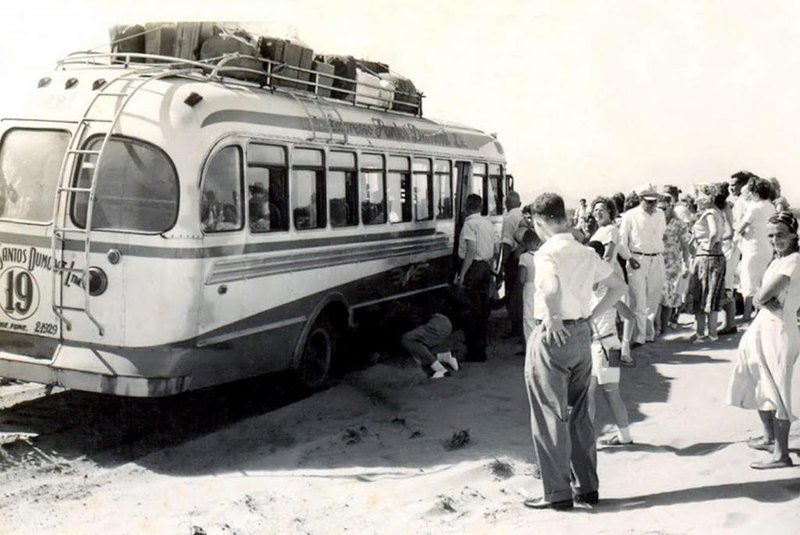  O ônibus 19, da empresa Santos Dumont Ltda,  o que mais tempo serviu aos veranistas, atolado na areia da praia.<!-- NICAID(14436275) -->