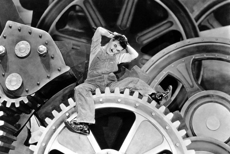 Charles Chaplin no filme Tempos Modernos<!-- NICAID(10182159) -->