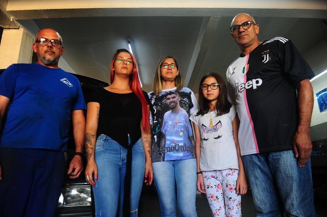 CAXIAS DO SUL, RS, BRASIL, 04/03/2020. Familiares e amigos de Luiz Henrique Barbosa, 24 anos, vítima de acidente de trânsito no dia 5 de janeiro de 2020, falam sobre a falta que o jovem fez nos últimos dois meses e da importância dos motoristas tomarem cuidado consigo e com os outros no trânsito. O jovem conhecido como Guigão foi vítima de uma colisão entre a motocicleta que pilotava e uma caminhonete Hilux, em Vacaria. A namorada, Caroline Azevedo, que também estava na moto, teve uma das pernas amputadas em decorrência do acidente. Na foto, da E p/ D: Jorge Antônio Carvalho, o Toni, proprietário da autoelétrica onde Barbosa trabalhava, irmãs Thais Pereira e Aline Pereira, sobrinha Maria Eduarda Panisson e o pai Luiz Edgar Barbosa. (Porthus Junior/Agência RBS)<!-- NICAID(14440255) --> CAXIAS DO SUL, RS, BRASIL, 04/03/2020. Familiares e amigos de Luiz Henrique Barbosa, 24 anos, vítima de acidente de trânsito no dia 5 de janeiro de 2020, falam sobre a falta que o jovem fez nos últimos dois meses e da importância dos motoristas tomarem cuidado consigo e com os outros no trânsito. O jovem conhecido como Guigão foi vítima de uma colisão entre a motocicleta que pilotava e uma caminhonete Hilux, em Vacaria. A namorada, Caroline Azevedo, que também estava na moto, teve uma das pernas amputadas em decorrência do acidente. Na foto, da E p/ D: Jorge Antônio Carvalho, o Toni, proprietário da autoelétrica onde Barbosa trabalhava, irmãs Thais Pereira e Aline Pereira, sobrinha Maria Eduarda Panisson e o pai Luiz Edgar Barbosa. (Porthus Junior/Agência RBS)<!-- NICAID(14440255) -->