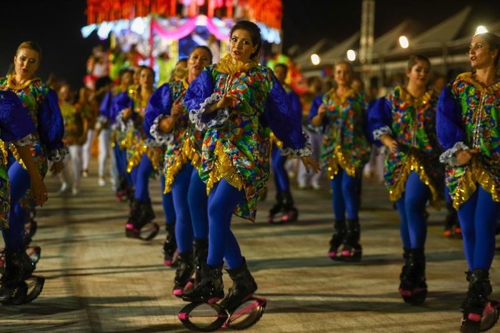 Integrantes da escola Imperatriz Dona Leopoldina desfilam no Complexo Cultural do Porto Seco, em Porto Alegre