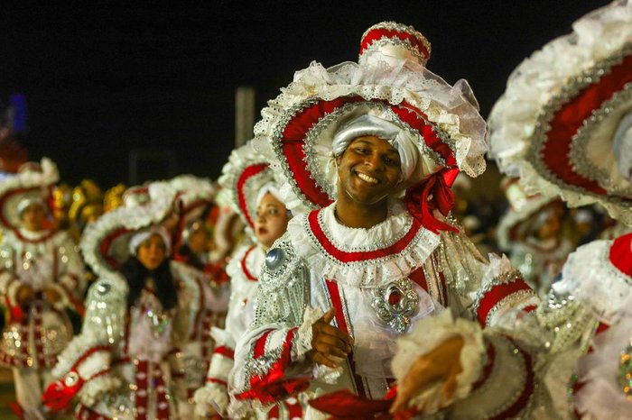Integrantes da escola Imperatriz Dona Leopoldina desfilam no Complexo Cultural do Porto Seco, em Porto Alegre