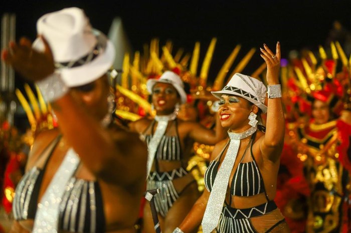 Integrantes da escola Imperatriz Dona Leopoldina desfilam no Complexo Cultural do Porto Seco, em Porto Alegre