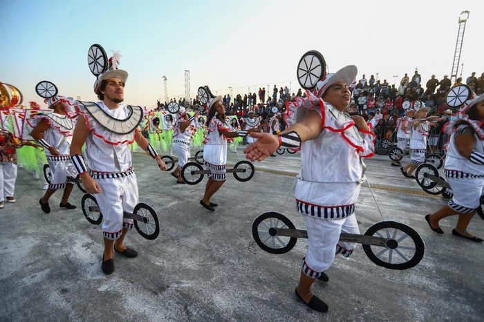 Imperadores do Samba passando na avenida