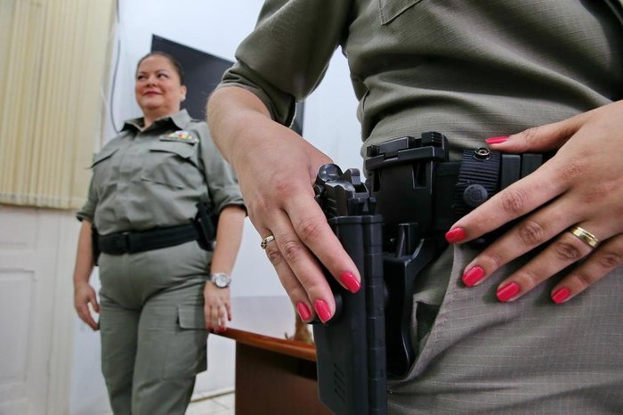 Permitido: policiais podem usar esmalte rosa em serviço