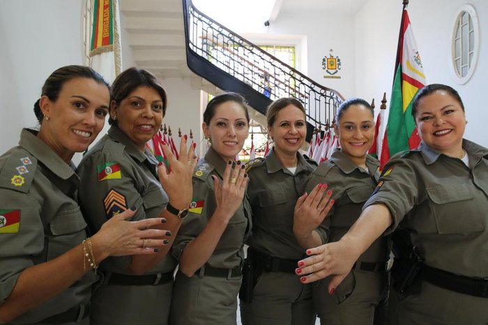 Policiais no QG da Brigada Militar mostram unhas pintadas e comemoram momento da corporação