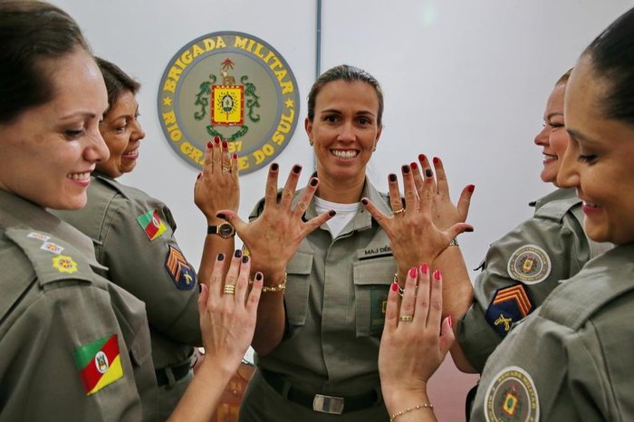 Policiais no QG da Brigada Militar mostram unhas pintadas e comemoram momento da corporação