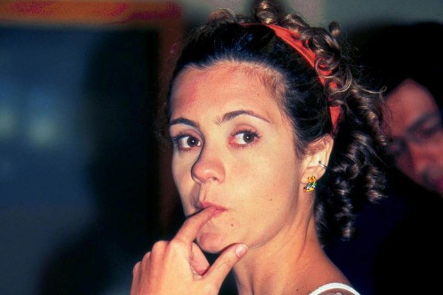 Adriana Esteves durante gravação de Torre de Babel.#PÁGINA: Central#PASTA: 08126112.10.1998 - DIVULGAÁvO - EXT NX - ADRIANA ESTEVES.#PAGINA: 4 Fonte: AG Fotógrafo: Não se Aplica