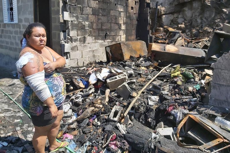 Beco no bairro Charqueadas ficou destruído após incêndio. Na foto, Bruna Sum Ferreira, 29 anos, que perdeu a casa.<!-- NICAID(14451877) -->