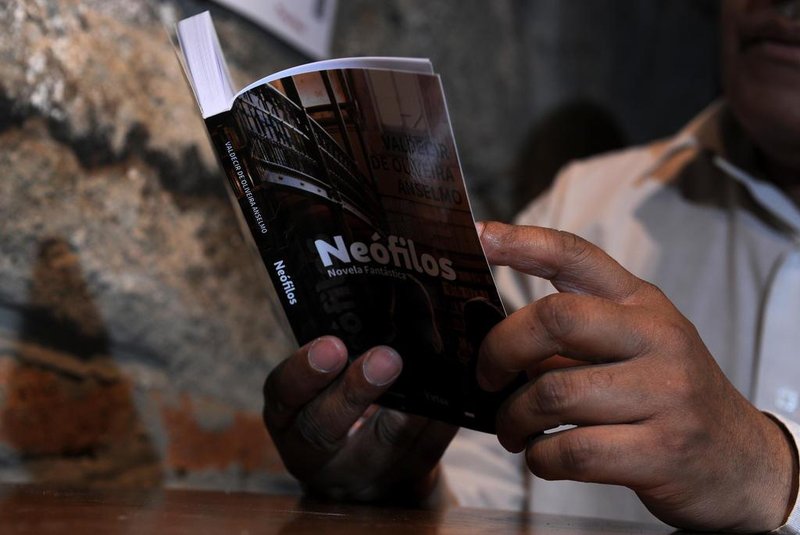  CAXIAS DO SUL, RS, BRASIL, 13/03/2020 - Escritor Valdecir de Oliveira Anselmo lança sétimo livro da carreira, Neófilos. (Marcelo Casagrande/Agência RBS)<!-- NICAID(14451047) -->