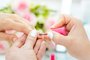 Experienced nail technician applying nail colorTécnico de unhas experiente aplicando a cor das unhas nas unhasIndexador: KzenonFonte: 294418154<!-- NICAID(14316723) -->