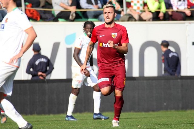 Gustavo Campanharo, 27 anos, ex-jogador do Juventude. Atualmente, está no Kayserispor, equipe da primeira divisão turca.<!-- NICAID(14455276) --> Gustavo Campanharo, 27 anos, ex-jogador do Juventude. Atualmente, está no Kayserispor, equipe da primeira divisão turca.<!-- NICAID(14455276) -->