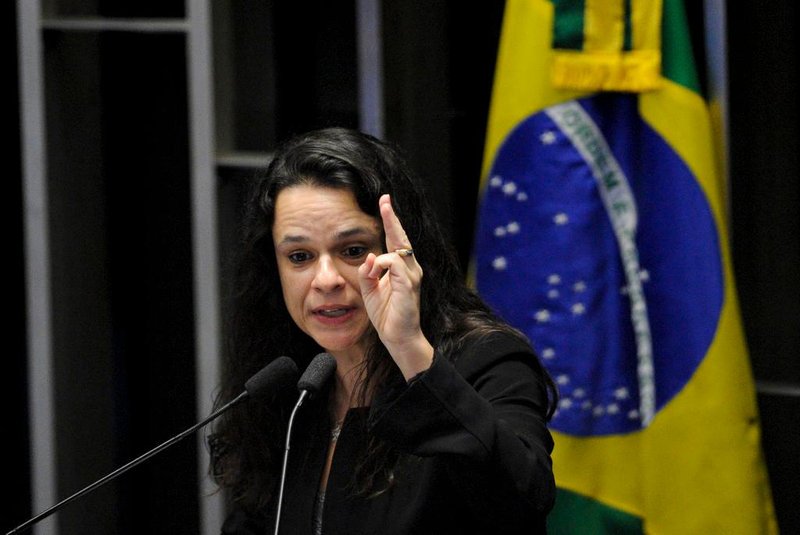 Janaína Paschoal faz acusação durante julgamento do impeachment de Dilma Rousseff no Senado<!-- NICAID(12411009) -->
