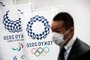  A reporter wearing a face mask stands next to the banners of the Tokyo Olympic Games during a Tokyo 2020 press conference about the spread of the new coronavirus in Tokyo on March 11, 2020. - Preparations for the Tokyo 2020 Olympics this summer are going ahead as scheduled, organisers insisted, while acknowledging they are concerned about the spread of the new coronavirus. (Photo by Behrouz MEHRI / AFP)Editoria: HTHLocal: TokyoIndexador: BEHROUZ MEHRISecao: diseaseFonte: AFPFotógrafo: STF<!-- NICAID(14447677) -->