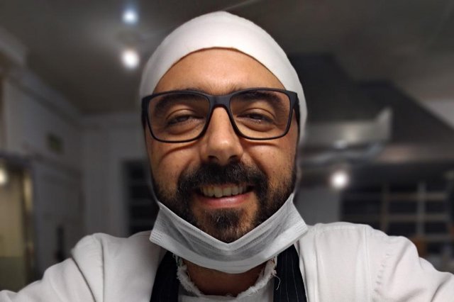 Restaurante Me Gusta Casa de Tapas oferece tele-entrega gratuíta para os clientes, realizado por carro particular, com motorista treinado e respeitando regras de prevenção.Na foto, o chefe de cozinha, Rafael Fernandes.<!-- NICAID(14457276) --> Restaurante Me Gusta Casa de Tapas oferece tele-entrega gratuíta para os clientes, realizado por carro particular, com motorista treinado e respeitando regras de prevenção.Na foto, o chefe de cozinha, Rafael Fernandes.<!-- NICAID(14457276) -->