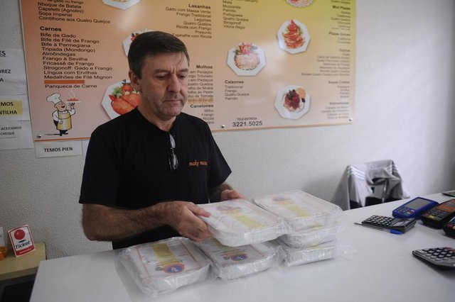 CAXIAS DO SUL, RS, BRASIL (19/03/2020)Case do +Serra, sobre com o comércio está se virando nesse tempo de coronavírus. Nesse case, eles vendem comida congelada e triplicou a procura por esse tipo de comida. na foto, Carlos Alberto Bastos, 57 anos, gerente da loja Make Massas. (Antonio Valiente/Agência RBS)<!-- NICAID(14456121) --> CAXIAS DO SUL, RS, BRASIL (19/03/2020)Case do +Serra, sobre com o comércio está se virando nesse tempo de coronavírus. Nesse case, eles vendem comida congelada e triplicou a procura por esse tipo de comida. na foto, Carlos Alberto Bastos, 57 anos, gerente da loja Make Massas. (Antonio Valiente/Agência RBS)<!-- NICAID(14456121) -->