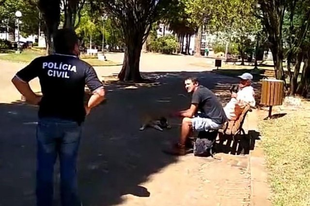 Policia Civil de Vacaria orienta pessoas a ficarem em casa <!-- NICAID(14459372) --> Policia Civil de Vacaria orienta pessoas a ficarem em casa <!-- NICAID(14459372) -->