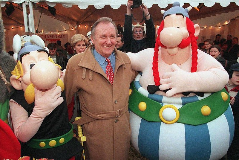 ASTERIX BDFrench comic-book legend Albert Uderzo (C) poses with characters Asterix (L) and Obelix, 01 February 2001 in the Gaul village of Rennes, western France during a media conference for the upcoming 31st title of the successful comic-book series due out on March 14. The new edition will have a print run of eight million in several languages. AFP PHOTO/VALERY HACHE Fonte: AFP Fotógrafo: VALERY HACHE<!-- NICAID(694726) -->