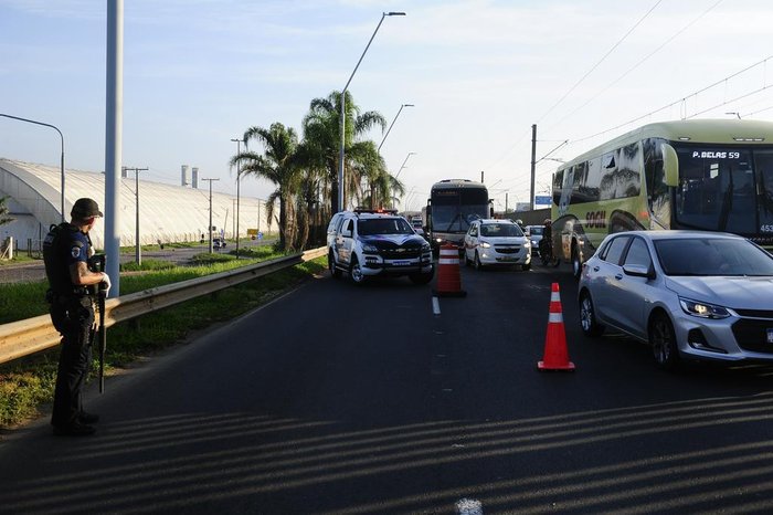 Vias tinham estreitamento de pista para que agentes pudessem passsar informações a ocupantes de veículos