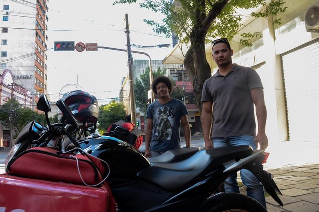 Cristiano Dias (à frente) e Francisco Souza (ao fundo) esperam que pedidos aumentem no decorrer dos dias. <!-- NICAID(14462168) --> Cristiano Dias (à frente) e Francisco Souza (ao fundo) esperam que pedidos aumentem no decorrer dos dias. <!-- NICAID(14462168) -->