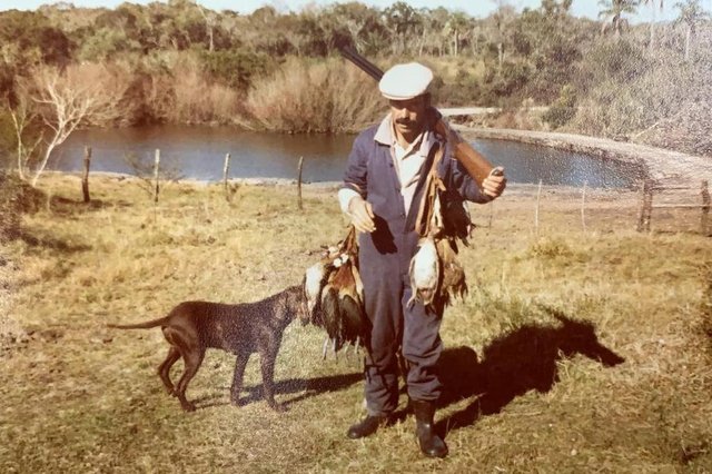 Valdir Zurlo durante uma caçada em 1975.<!-- NICAID(14470160) --> Valdir Zurlo durante uma caçada em 1975.<!-- NICAID(14470160) -->