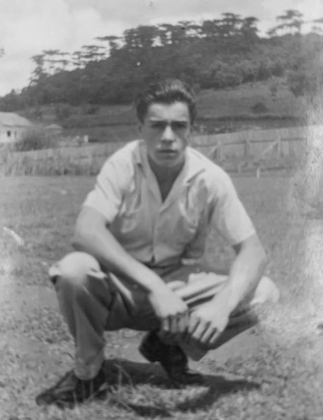 Seu Valdir Zurlo (agachado, de branco) em 1957, quando chegou a Caxias.<!-- NICAID(14470159) --> Seu Valdir Zurlo (agachado, de branco) em 1957, quando chegou a Caxias.<!-- NICAID(14470159) -->