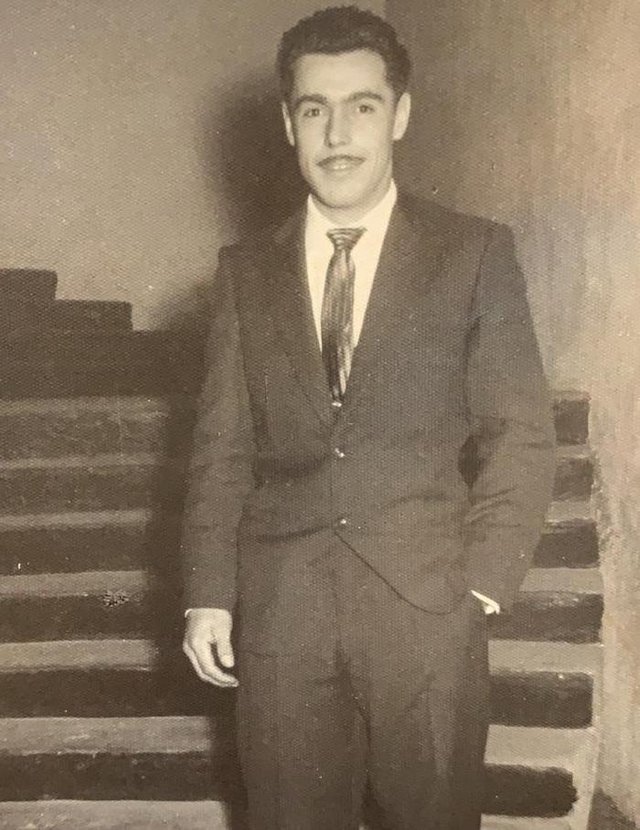 Valdir Zurlo na escadaria do Clube Guarani em 1960<!-- NICAID(14470161) --> Valdir Zurlo na escadaria do Clube Guarani em 1960<!-- NICAID(14470161) -->