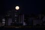  PORTO ALEGRE, RS, BRASIL - 07.04.2020 - Super Lua na noite de terça-feira, na Capital. (Foto: Jefferson Botega/Agencia RBS)Indexador: Jeff Botega<!-- NICAID(14471755) -->
