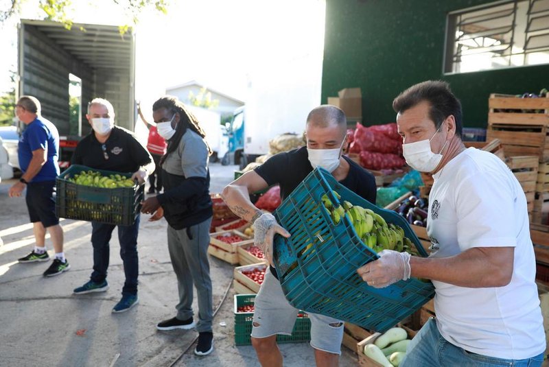 Former Brazil's head soccer coach Dunga and Internacional's soccer club player Andres D'Alessandro help with food distribution to poor people, amid the coronavirus disease (COVID-19) outbreak, in Porto Alegre**USO IMPRESSO E NO SITE** World Cup winning captain in 1994 and former Brazil's head soccer coach Dunga and Internacional's soccer club player Andres D'Alessandro help with food distribution to poor people, amid the coronavirus disease (COVID-19) outbreak, in Porto Alegre, Brazil, April 7, 2020. REUTERS/Diego Vara ORG XMIT: GGG-POA08Local: PORTO ALEGRE ;Brazil<!-- NICAID(14471747) -->