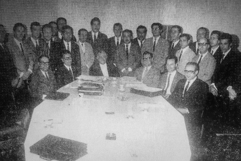 Convenção de 1970 da Fras-Le: Delfino Ronchetti (sentado à direita) junto a Francisco Stedile, Mario Baldissera, Ary Osório de Azevedo, Miguel Zanandréa e Alfredo Stedile <!-- NICAID(14472077) -->