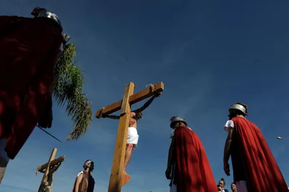 CAXIAS DO SUL, RS,  BRASIL, 19/04/2019. Páscoa - Paixão de Crito - Encenação da via crucis nos pavilhões. O clima ensolarado levou centenas de pessoas aos pavilhões da Festa da Uva na manhã desta sexta feira santa em Caxias do Sul. (LUCAS AMORELLI/AGÊNCIA RBS)<!-- NICAID(14045512) -->