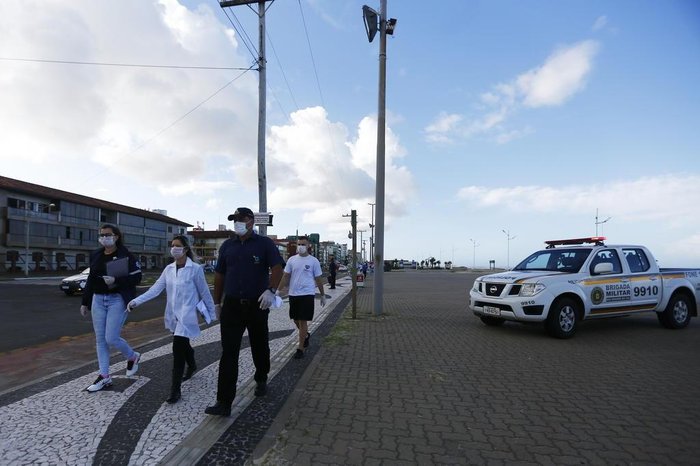 Objetivo da operação foi orientar quem estivesse na orla para deixar o local