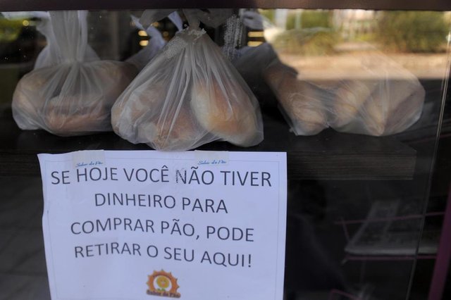 CAXIAS DO SUL, RS, BRASIL, 10/04/2020 - Sebastião Matos da Silva, da panificadora sabor de pão, sempre ajuda quem pede algo para comer. Em tempos de distanciamento social, surgiu a ideia de dispor pães na entrada da loja, de graça, para quem não tem condições de pagar, e para evitar aglomeração e entra e sai da loja. (Marcelo Casagrande/Agência RBS)<!-- NICAID(14474451) --> CAXIAS DO SUL, RS, BRASIL, 10/04/2020 - Sebastião Matos da Silva, da panificadora sabor de pão, sempre ajuda quem pede algo para comer. Em tempos de distanciamento social, surgiu a ideia de dispor pães na entrada da loja, de graça, para quem não tem condições de pagar, e para evitar aglomeração e entra e sai da loja. (Marcelo Casagrande/Agência RBS)<!-- NICAID(14474451) -->