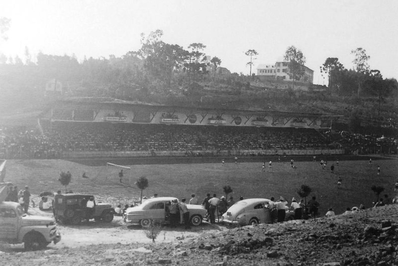 A lendária Baixada Rubra durante uma partida do Grêmio Esportivo Flamengo em 1958, 18 anos antes da chegada do Estádio Centenário, em 1976.<!-- NICAID(14474979) -->