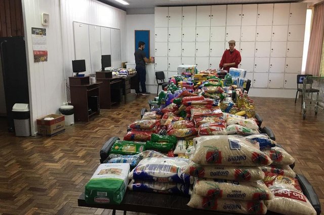 Por iniciativa de um grupo de professores da Escola Estadual de Ensino Médio (EEEM) Maria Araci Trindade Rojas, do bairro Santa Lúcia Cohab, pelo menos 25 famílias serão beneficiadas até o final do mês de abril. Cestas básicas de diferentes tamanhos _ adaptadas conforme o número de integrantes da família _ foram montadas com itens doados pela própria comunidade em uma ação realizada por dois dias no Supe QualiBem, que fica em frente à escola. A ação foi projetada a partir de um levantamento da secretaria da escola em relação às famílias de estudantes mais vulneráveis, que acabam perdendo uma importante referência com a suspensão das aulas presenciais em toda a rede._ Sabemos da situação de carência dos estudantes que atendemos, que são aqui do Santa Lúcia, Reolon, Rota Nova, Matioda... Resolvemos abraçar nossa comunidade, até pra mostrar que como escola também estamos preocupados com alunos _ afirma Samara Cevey Machado, uma das professoras envolvidas no projeto. A campanha segue aberta por tempo indeterminado, mais informações pelo 54 9967-8194.<!-- NICAID(14475972) --> Por iniciativa de um grupo de professores da Escola Estadual de Ensino Médio (EEEM) Maria Araci Trindade Rojas, do bairro Santa Lúcia Cohab, pelo menos 25 famílias serão beneficiadas até o final do mês de abril. Cestas básicas de diferentes tamanhos _ adaptadas conforme o número de integrantes da família _ foram montadas com itens doados pela própria comunidade em uma ação realizada por dois dias no Supe QualiBem, que fica em frente à escola. A ação foi projetada a partir de um levantamento da secretaria da escola em relação às famílias de estudantes mais vulneráveis, que acabam perdendo uma importante referência com a suspensão das aulas presenciais em toda a rede._ Sabemos da situação de carência dos estudantes que atendemos, que são aqui do Santa Lúcia, Reolon, Rota Nova, Matioda... Resolvemos abraçar nossa comunidade, até pra mostrar que como escola também estamos preocupados com alunos _ afirma Samara Cevey Machado, uma das professoras envolvidas no projeto. A campanha segue aberta por tempo indeterminado, mais informações pelo 54 9967-8194.<!-- NICAID(14475972) -->