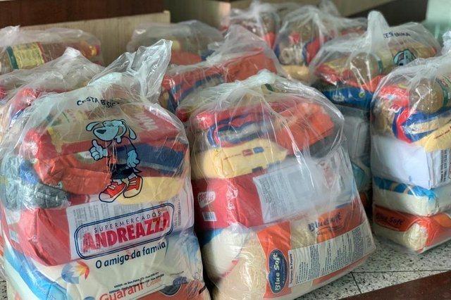 A ação é realizada pelo produtor de eventos Bruno Vaz, retomando a campanha Um pouco sempre é muito que mobilizou a cidade em nome da solidariedade no ano de 2015, após as chuvas de outubro que deixaram milhares de pessoas desabrigadas em todo o Rio Grande do Sul._ Como o setor de eventos foi o primeiro a ser impactado pela pandemia, nossa empresa está parada no momento, assim como milhares de outras no Estado. Alguns trabalhadores que prestam serviço pra gente e empresas parceiras estavam passando por dificuldades, então retomamos o projeto atualizando ele para 2020. Já existe um público que necessita de auxilio todos os dias, neste momento esse público só vem aumentando em virtude da pandemia e da parada nos serviços. Se todos que puderem doarem um pouco, diminuiremos drasticamente o número de pessoas que estão passando por dificuldades_ afirma Vaz.Segundo ele, além de familiares e amigos, também participam da campanha artistas como Jair Kobe _ o Guri de Uruguaiana _ e Serginho Moah; esportistas como Ramiro _ jogador do Corinthians (ex-Juventude), Cauê Verzolla, do Basquete Cearense (ex- Caxias do Sul Basquete) e até o técnico da Seleção Brasileira de futebol, Adenor Leonardo Bachi, o Tite, que gravaram vídeos de apoio usando o slogan que dá nome à ação, divulgada pelas redes sociais da Personnalite Eventos.A arrecadação iniciada ainda no dia 20 de março já atingiu 1,5 tonelada de alimentos, distribuídos entre Caxias do Sul e Porto Alegre para famílias de trabalhadores da indústria do entretenimento e outras que procuram a organização por estarem passando necessidade. A campanha conta com apoio da Nordeste Alimentos e da 3G Entretenimento e pretende angariar ainda mais donativos, tendo em vista o número crescente de famílias necessitadas que pedem ajuda._ Nas publicações sempre reforçamos que as pessoas fiquem e casa, mas que, se por algum outro motivo forem sair e puderem, assim, no ajudar, ficaremos felizes em distribuir os alimentos a quem precisa _ reforça o organizador.O Barra Garden Eventos, na Avenida São Leopoldo, 1115, em Caxiasd o Sul, é o ponto de coleta para doações de alimentos, agasalhos, álcool gel, leite, água e produtos de limpeza a serem destinados para pessoas em situação de vulnerabilidade social em Caxias do Sul. Os donativos podem ser entregues de segunda a sexta-feira, das 14h às 17h. Mais informações pelo (54) 99707-0340.<!-- NICAID(14475974) --> A ação é realizada pelo produtor de eventos Bruno Vaz, retomando a campanha Um pouco sempre é muito que mobilizou a cidade em nome da solidariedade no ano de 2015, após as chuvas de outubro que deixaram milhares de pessoas desabrigadas em todo o Rio Grande do Sul._ Como o setor de eventos foi o primeiro a ser impactado pela pandemia, nossa empresa está parada no momento, assim como milhares de outras no Estado. Alguns trabalhadores que prestam serviço pra gente e empresas parceiras estavam passando por dificuldades, então retomamos o projeto atualizando ele para 2020. Já existe um público que necessita de auxilio todos os dias, neste momento esse público só vem aumentando em virtude da pandemia e da parada nos serviços. Se todos que puderem doarem um pouco, diminuiremos drasticamente o número de pessoas que estão passando por dificuldades_ afirma Vaz.Segundo ele, além de familiares e amigos, também participam da campanha artistas como Jair Kobe _ o Guri de Uruguaiana _ e Serginho Moah; esportistas como Ramiro _ jogador do Corinthians (ex-Juventude), Cauê Verzolla, do Basquete Cearense (ex- Caxias do Sul Basquete) e até o técnico da Seleção Brasileira de futebol, Adenor Leonardo Bachi, o Tite, que gravaram vídeos de apoio usando o slogan que dá nome à ação, divulgada pelas redes sociais da Personnalite Eventos.A arrecadação iniciada ainda no dia 20 de março já atingiu 1,5 tonelada de alimentos, distribuídos entre Caxias do Sul e Porto Alegre para famílias de trabalhadores da indústria do entretenimento e outras que procuram a organização por estarem passando necessidade. A campanha conta com apoio da Nordeste Alimentos e da 3G Entretenimento e pretende angariar ainda mais donativos, tendo em vista o número crescente de famílias necessitadas que pedem ajuda._ Nas publicações sempre reforçamos que as pessoas fiquem e casa, mas que, se por algum outro motivo forem sair e puderem, assim, no ajudar, ficaremos felizes em distribuir os alimentos a quem precisa _ reforça o organizador.O Barra Garden Eventos, na Avenida São Leopoldo, 1115, em Caxiasd o Sul, é o ponto de coleta para doações de alimentos, agasalhos, álcool gel, leite, água e produtos de limpeza a serem destinados para pessoas em situação de vulnerabilidade social em Caxias do Sul. Os donativos podem ser entregues de segunda a sexta-feira, das 14h às 17h. Mais informações pelo (54) 99707-0340.<!-- NICAID(14475974) -->
