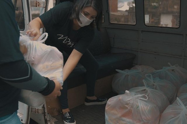A Páscoa, data comemorativa que, há sete anos originou o Projeto Nono Giacomelli, com a distribuição de caixas de bombons às crianças do Vila Ipê e arredores, em Caxias do Sul, acabou sendo diferente neste ano. Devido à pandemia, a ONG decidiu distribuir cestas básicas às famílias da localidade, que permanentemente conta com ações organizadas pelo projeto. Segundo a idealizadora, a fotógrafa caxiense Shaiane Giacomelli, uma ação específica que arrecadaria os chocolates em troca de quadros feitos com fotografias de bebês. A ideia era distribuir duas mil caixas._ Uma exposição seria realizada no shopping São Pelegrino e no Prataviera e os pais doariam os bombons em troca dos quadros. Porém agora pedimos a contribuição em dinheiro, no valor de R$ 56,00 para a compra dos alimentos _ relata Shaiane, que fundou a ONG em homenagem ao avô.Um total de 60 cestas já foram distribuídas, mas a ideia é atingir ainda mais famílias. As colaborações estão sendo recebidas em dinheiro para facilitar a compra dos mantimentos e evitar que as pessoas saiam de casa. Confira os dados para depósito ou transferência:<!-- NICAID(14475973) --> A Páscoa, data comemorativa que, há sete anos originou o Projeto Nono Giacomelli, com a distribuição de caixas de bombons às crianças do Vila Ipê e arredores, em Caxias do Sul, acabou sendo diferente neste ano. Devido à pandemia, a ONG decidiu distribuir cestas básicas às famílias da localidade, que permanentemente conta com ações organizadas pelo projeto. Segundo a idealizadora, a fotógrafa caxiense Shaiane Giacomelli, uma ação específica que arrecadaria os chocolates em troca de quadros feitos com fotografias de bebês. A ideia era distribuir duas mil caixas._ Uma exposição seria realizada no shopping São Pelegrino e no Prataviera e os pais doariam os bombons em troca dos quadros. Porém agora pedimos a contribuição em dinheiro, no valor de R$ 56,00 para a compra dos alimentos _ relata Shaiane, que fundou a ONG em homenagem ao avô.Um total de 60 cestas já foram distribuídas, mas a ideia é atingir ainda mais famílias. As colaborações estão sendo recebidas em dinheiro para facilitar a compra dos mantimentos e evitar que as pessoas saiam de casa. Confira os dados para depósito ou transferência:<!-- NICAID(14475973) -->