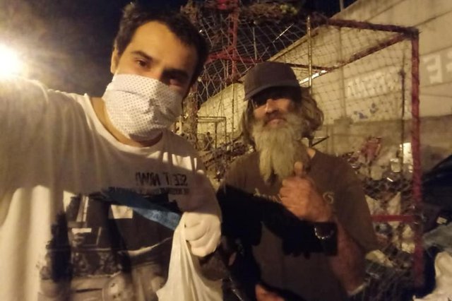Belchior Solidarius é o nome que batiza a ação voluntária idealizada pelo escritor e professor Bruno Blanco Arámburu. No slogan, a afirmação sou como você repetida infinitas vezes pelo cantor na música Fotografia 3x4, que relata a experiência vivida por muitos retirantes do Nordeste que acabam vivendo nas ruas. O movimento solidário basicamente distribui sanduíches a pessoas em situação de rua e já teve mais de 20 edições desde o dia 24 de março, quando o idealizador preparou e entregou mais de 120 unidades em Caxias do Sul, com apoio do clube Padel Land Caxias. A ação, que tem como patrono o ator Matheus Nachtergaele, também conta com o apoio de personalidades como Antonio Luis Miranda e Luiz Fernando Guimaraes, sendo reproduzida por grupos voluntários de Porto Alegre, Uruguaiana e Curitiba._ Sempre fiquei indignado por aceitarmos como sendo algo normal tantas pessoas vivendo nas ruas, era uma ação que eu já queria começar antes da pandemia e acabou coincidindo agora. Em Caxias estamos cuidando de 100 pessoas. Nas quatro cidades já entregamos 2,5 mil sanduíches e três toneladas de roupas _ afirma o idealizador local.Paralelo a isso, Arámburu está comercializando duas de suas obras literárias com valor revertido integralmente à ação, que distribui também kits de higiene e agasalhos à população vulnerável, como catadores e dependentes químicos. Amar e mudar as coisas, outra emblemática frase do cantor nordestino, também inspira a campanha, divulgada pelo Facebook pessoal do voluntário. Ingredientes e até mesmo sanduíches prontos podem ser doados para a ação. Saiba como colaborar pelo (54) 99125-8322.<!-- NICAID(14475969) --> Belchior Solidarius é o nome que batiza a ação voluntária idealizada pelo escritor e professor Bruno Blanco Arámburu. No slogan, a afirmação sou como você repetida infinitas vezes pelo cantor na música Fotografia 3x4, que relata a experiência vivida por muitos retirantes do Nordeste que acabam vivendo nas ruas. O movimento solidário basicamente distribui sanduíches a pessoas em situação de rua e já teve mais de 20 edições desde o dia 24 de março, quando o idealizador preparou e entregou mais de 120 unidades em Caxias do Sul, com apoio do clube Padel Land Caxias. A ação, que tem como patrono o ator Matheus Nachtergaele, também conta com o apoio de personalidades como Antonio Luis Miranda e Luiz Fernando Guimaraes, sendo reproduzida por grupos voluntários de Porto Alegre, Uruguaiana e Curitiba._ Sempre fiquei indignado por aceitarmos como sendo algo normal tantas pessoas vivendo nas ruas, era uma ação que eu já queria começar antes da pandemia e acabou coincidindo agora. Em Caxias estamos cuidando de 100 pessoas. Nas quatro cidades já entregamos 2,5 mil sanduíches e três toneladas de roupas _ afirma o idealizador local.Paralelo a isso, Arámburu está comercializando duas de suas obras literárias com valor revertido integralmente à ação, que distribui também kits de higiene e agasalhos à população vulnerável, como catadores e dependentes químicos. Amar e mudar as coisas, outra emblemática frase do cantor nordestino, também inspira a campanha, divulgada pelo Facebook pessoal do voluntário. Ingredientes e até mesmo sanduíches prontos podem ser doados para a ação. Saiba como colaborar pelo (54) 99125-8322.<!-- NICAID(14475969) -->