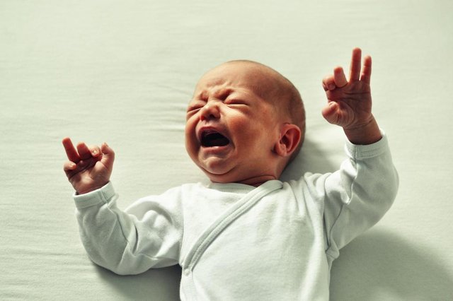 bebê recém-nascido deitado chorando<!-- NICAID(13382903) --> bebê recém-nascido deitado chorando<!-- NICAID(13382903) -->