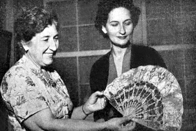  Lydia Moschetti (1888-1982), com a jornalista Célia Ribeiro e o leque antigo que lhe traz reminicências e a lembrança de sua mãe, em foto de 1957.<!-- NICAID(14480094) -->