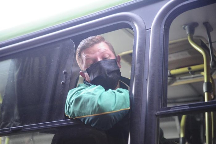 Cobrador alerta que só entra quem estiver usando o equipamento de proteção
