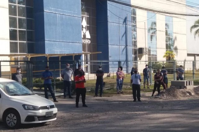 Assim como as indústrias adotaram protocolos de segurança no combate ao Coronavírus, os trabalhadores também mudaram o modo de discutir direitos. Após a coluna publicar foto de protesto na Microinox com trabalhadores reunidos em frente à empresa, o Sindicato dos Metalúrgicos mandou uma nova foto com distanciamento maior entre eles.<!-- NICAID(14483422) --> Assim como as indústrias adotaram protocolos de segurança no combate ao Coronavírus, os trabalhadores também mudaram o modo de discutir direitos. Após a coluna publicar foto de protesto na Microinox com trabalhadores reunidos em frente à empresa, o Sindicato dos Metalúrgicos mandou uma nova foto com distanciamento maior entre eles.<!-- NICAID(14483422) -->