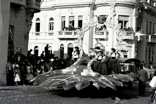Maria Elisa Eberle, rainha da Festa da Uva de 1954, desfila no carro alegórico projetado pelo desenhista e projetista da Metalúrgica Abramo Eberle, Orevil Bellini. No carro estão as princesas Jacy Lucchese, Beatriz Corsetti, Lorita Sanvitto e Ruth Spinatto.<!-- NICAID(12044748) --> Maria Elisa Eberle, rainha da Festa da Uva de 1954, desfila no carro alegórico projetado pelo desenhista e projetista da Metalúrgica Abramo Eberle, Orevil Bellini. No carro estão as princesas Jacy Lucchese, Beatriz Corsetti, Lorita Sanvitto e Ruth Spinatto.<!-- NICAID(12044748) -->