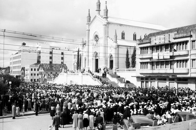 A forte religiosidade é marca registrada de Caxias do Sul desde os primórdios da colonização. E a tradicional procissão de Corpus Christi sempre foi um dos momentos máximos dessa característica. Nas fotos a seguir, disponibilizadas pelo Arquivo Histórico Municipal João Spadari Adami, vemos a Rua Sinimbu, defronte à Catedral Diocesana, e os arredores da então Praça Ruy Barbosa tomados de fieis para a celebração. Os registros são do início dos anos 1950, logo após a cidade ter sediado o Congresso Eucarístico Diocesano, em 1948.<!-- NICAID(10593089) --> A forte religiosidade é marca registrada de Caxias do Sul desde os primórdios da colonização. E a tradicional procissão de Corpus Christi sempre foi um dos momentos máximos dessa característica. Nas fotos a seguir, disponibilizadas pelo Arquivo Histórico Municipal João Spadari Adami, vemos a Rua Sinimbu, defronte à Catedral Diocesana, e os arredores da então Praça Ruy Barbosa tomados de fieis para a celebração. Os registros são do início dos anos 1950, logo após a cidade ter sediado o Congresso Eucarístico Diocesano, em 1948.<!-- NICAID(10593089) -->