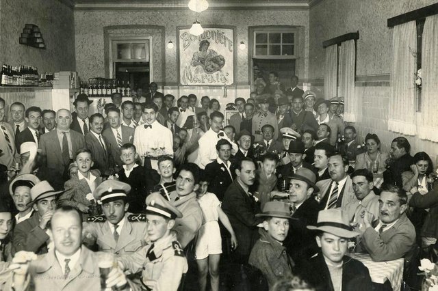 Bomboniére Maratá, de propriedade do casal Ordália da Silva e Abílio da Silva, em 1943. Na imagem aparecem o professor Plentz (à esquerda, à frente, com o copo na mão), Milton Rossarola (atrás dele, de chapéu e bigode), Athos Horn (à esquerda, levando o copo à boca), Sérgio Ramos, Herbert Brugger, João Dib Neto, Viezzer (ecônomo do Clube Juvenil), Júlio Beretta (de cigarro na boca, mais à direita, ao fundo sentado), Nedi Menegotto (de quepe militar, mais ao funo, sentado, à direita), Fred Fleck (bem ao centro, sentado, com o cravo na lapela) e o sr. Pezzi. Local estava situado no térreo da família do alfaiate Rodolpho Braghirolli.<!-- NICAID(11611398) --> Bomboniére Maratá, de propriedade do casal Ordália da Silva e Abílio da Silva, em 1943. Na imagem aparecem o professor Plentz (à esquerda, à frente, com o copo na mão), Milton Rossarola (atrás dele, de chapéu e bigode), Athos Horn (à esquerda, levando o copo à boca), Sérgio Ramos, Herbert Brugger, João Dib Neto, Viezzer (ecônomo do Clube Juvenil), Júlio Beretta (de cigarro na boca, mais à direita, ao fundo sentado), Nedi Menegotto (de quepe militar, mais ao funo, sentado, à direita), Fred Fleck (bem ao centro, sentado, com o cravo na lapela) e o sr. Pezzi. Local estava situado no térreo da família do alfaiate Rodolpho Braghirolli.<!-- NICAID(11611398) -->