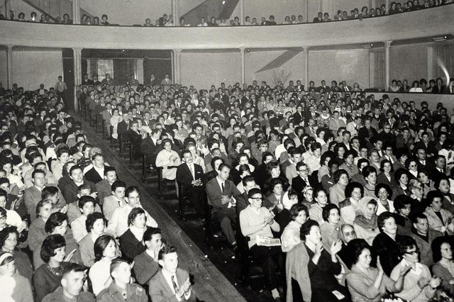 A cantora Leny Eversong apresenta-se no Cine Teatro Ópera em 1962, por ocasião do aniversário da Rádio Caxias. Detalhe da plateia.<!-- NICAID(10807108) --> A cantora Leny Eversong apresenta-se no Cine Teatro Ópera em 1962, por ocasião do aniversário da Rádio Caxias. Detalhe da plateia.<!-- NICAID(10807108) -->