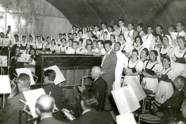 Festa da Uva 1950: apresentação de orquestra e coral durante a homenagem ao presidente Eurico Gaspar Dutra.<!-- NICAID(14486620) --> Festa da Uva 1950: apresentação de orquestra e coral durante a homenagem ao presidente Eurico Gaspar Dutra.<!-- NICAID(14486620) -->